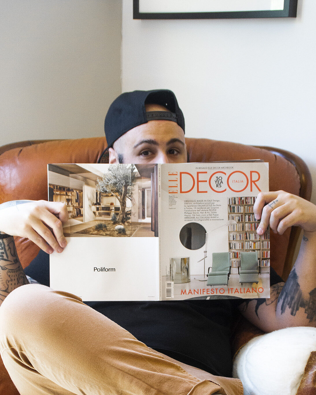 Stefano con rivista elledecor per ispiarazione ad archivision studio di rendering fotorealistici architettonici 2 Stefano con rivista elledecor per ispiarazione ad archivision studio di rendering fotorealistici architettonici