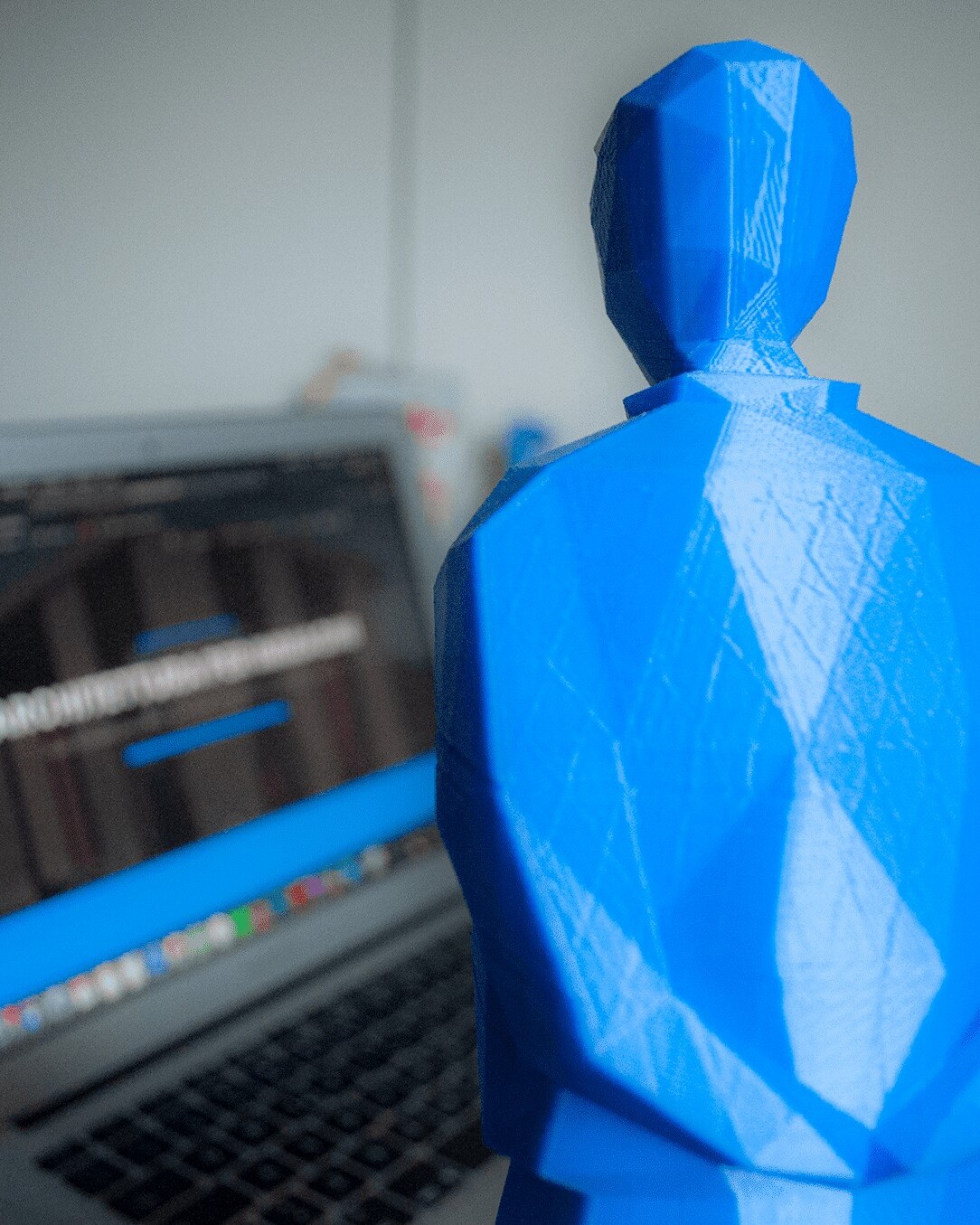 Umarell che guarda il sito web di archivision studio di rendering fotorealistici architettonici 4 Umarell che guarda il sito web di archivision studio di rendering fotorealistici architettonici